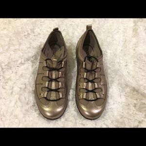 NEW Women’s ECCO Modern Slip on sneaker w/Toggle